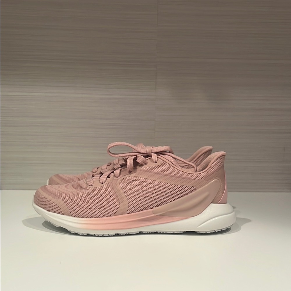 Lululemon Athletica W Blissfeel Run 2 ( size 8 ) NWT